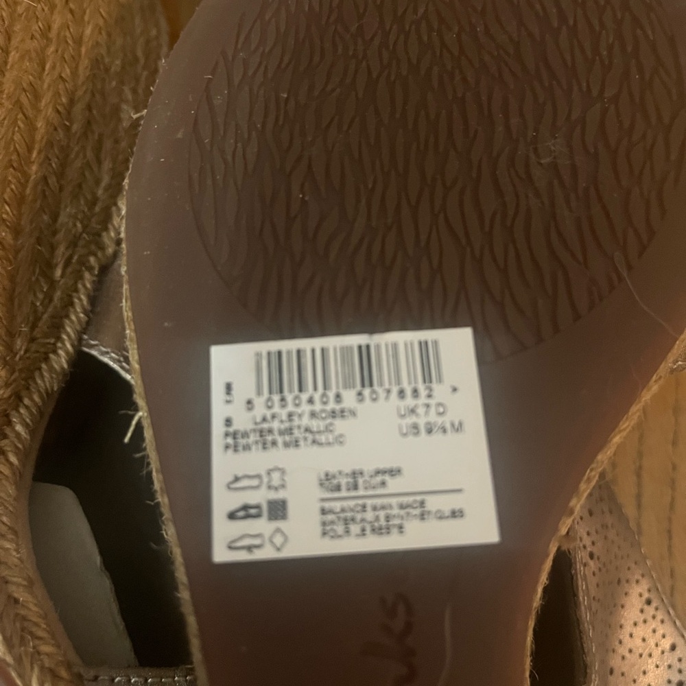 Clarks metallic Wedge Sandals with Perforated Design- size 9 1/2 NWT 🌸 - Picture 8 of 9